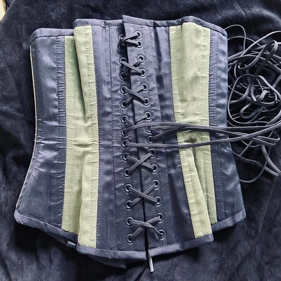 Isabella Corsetry victorian underbust 22" - Picture 3 of 5